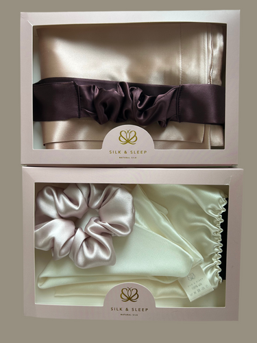 Rinkinys jai “Namų SPA šilkas” pagalvės užvalkalas 25mm šilkas 50x70, veido rankšluostukas, odos šveitimo pirštinė, galvajuostė, plaukų gumelė