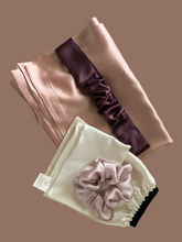 Rinkinys jai “Namų SPA šilkas” pagalvės užvalkalas 25mm šilkas 50x70, veido rankšluostukas, odos šveitimo pirštinė, galvajuostė, palukų gumelė