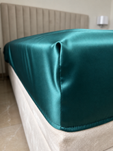 25 momų šilkinė patalynė iš natūralaus Mulberry šilko – SILK&SLEEP smaragdo soalvos šilkinė paklodė detalė iš arti